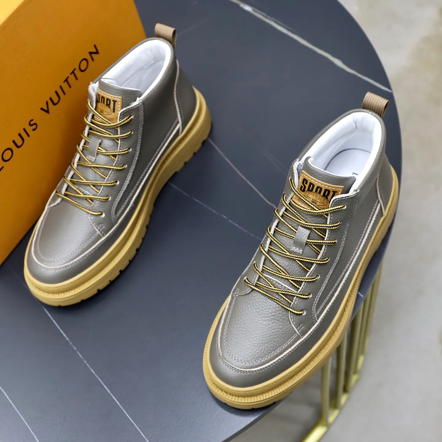 Ex-factory price: 460💰🙅‍♂️🙅‍♂️🙅‍♂️ Brand: LV Louis Vuitton Standard code: 38–44 (45 can be customized) Grade: Same as the official website Material: Original cowhide fabric Comfortable pigskin lining Lightweight wear-resistant outsole Style category: Men's fashion casual shoes and boots Running sneakers Distinguished luxury brand elements Top luxury Color: actual picture color